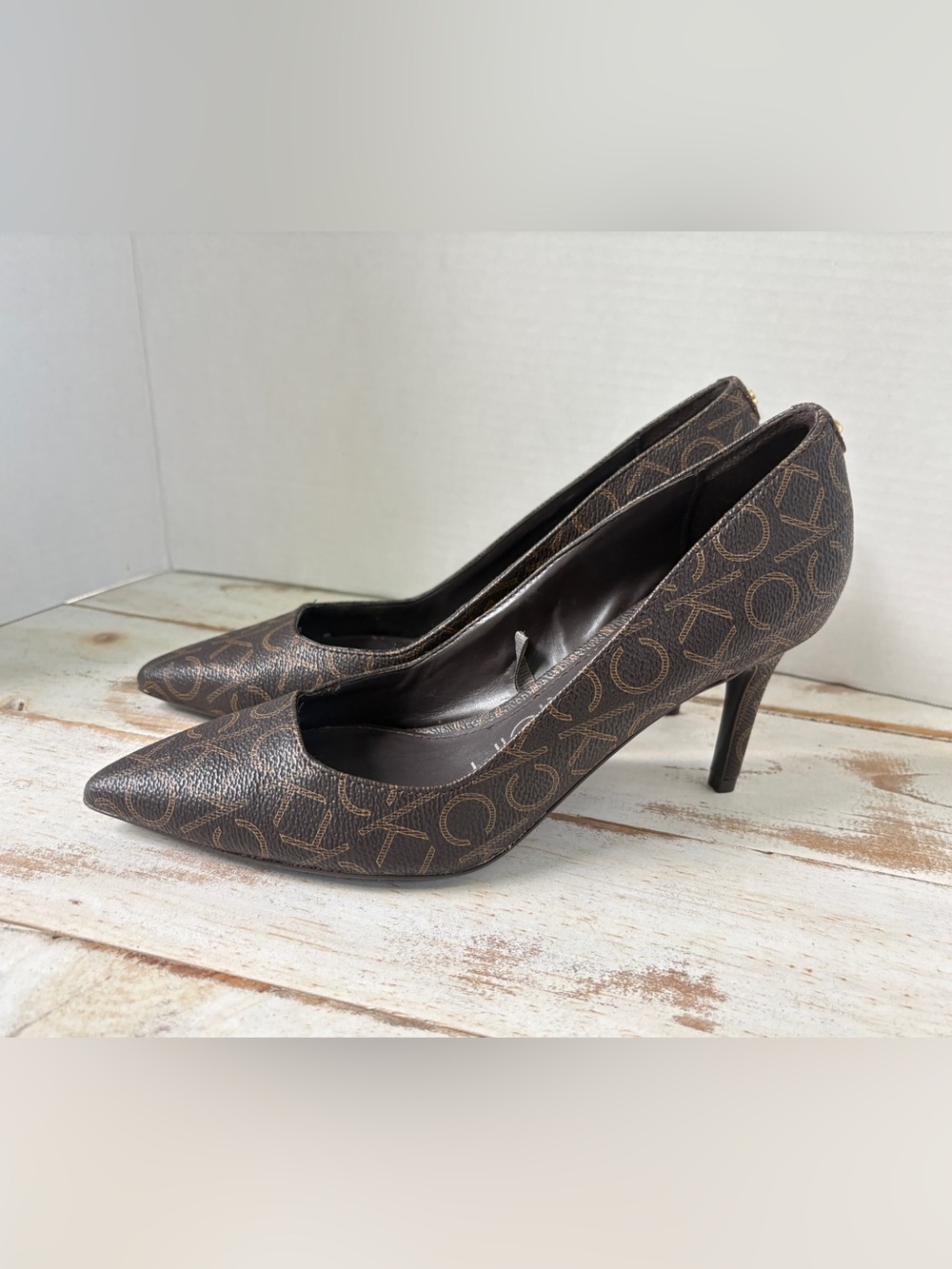 Calvin Klein Genlee brown monogram CK pointed toe pumps heels stilettos sz 8 EU